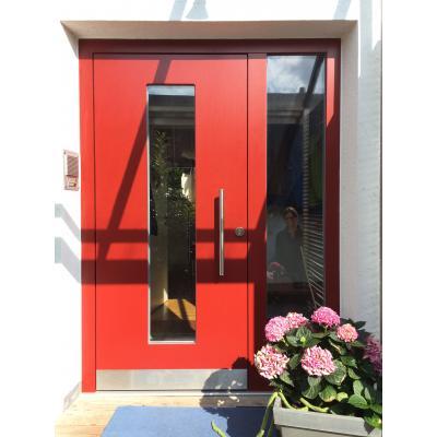Holzhaustür in rot mit Lichtausschnitt und Glas-Seitenteil 