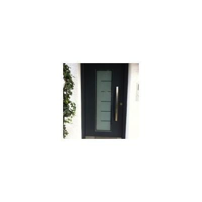 Haustür schwarz mit Milchglas-Lichtausschnitt mit Edelstahlgriff 
