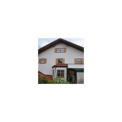 Holz-Aluminium-Sprossenfenster mit Kieferdekor und Klappläden 