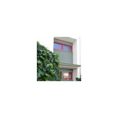 Drei Holz-Aluminium-Fenster in purpurrot