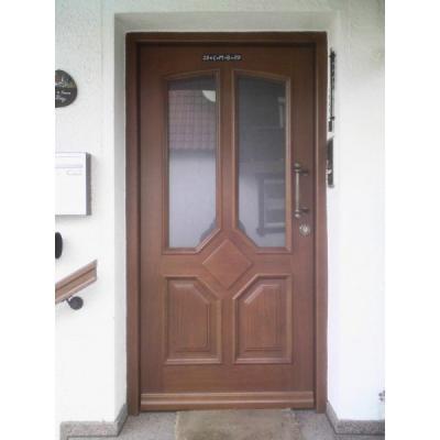 Holzhaustür mit zwei Milchglas-Lichtausschnitten mit Messinggriff