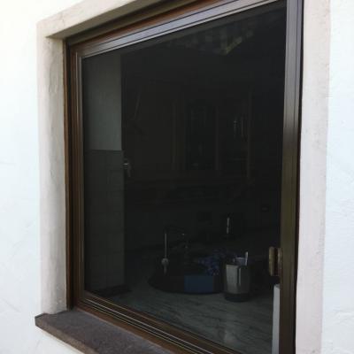 Holzfenster in sepiabraun mit Insektengitter und nach außen öffnend