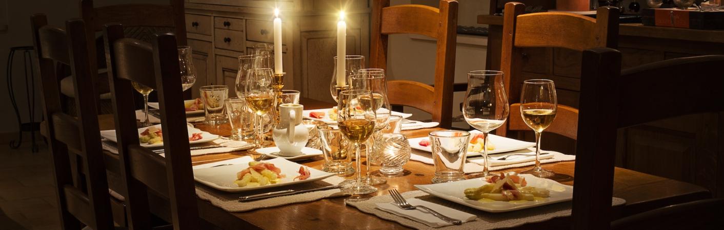 Gedeckter Esszimmertisch bei Kerzenschein