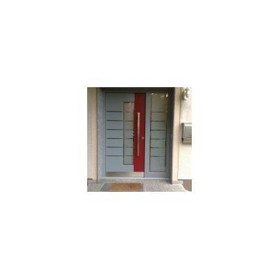 Zweifarbige Haustür aus Holz in Rot und Grau mit Seitenteil und Edelstahl Stoßgriff in Memmingen