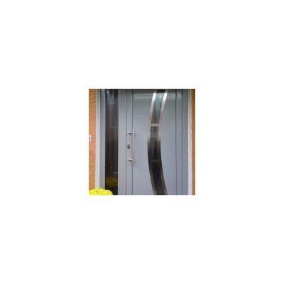 PaX Aluminium-Haustüre in Weiß mit Seitenteil und Edelstahl Applikationen in Diedorf