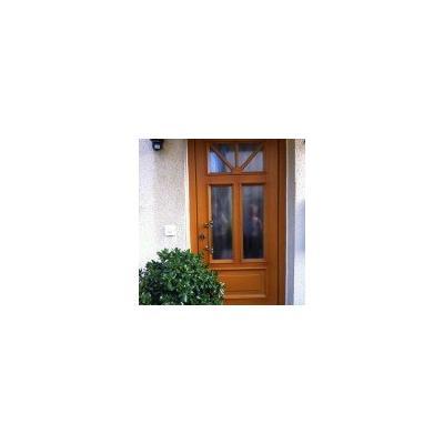 Lasierte Haustür aus Holz im klassischen Stil mit Rundbogen und Glasausschnitt in Augsburg